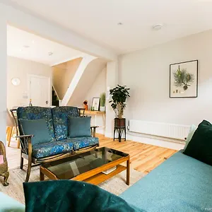  Holiday home Exquisite 3bdr Botanical Oasis In United Kingdom